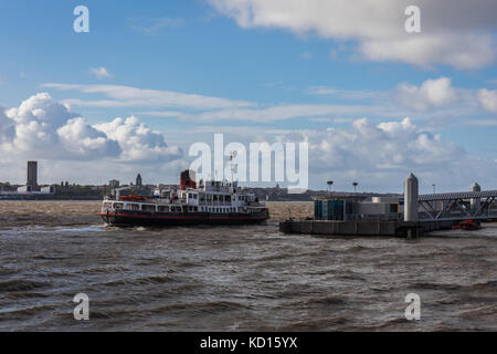 Il royal iris traghetto sul fiume Mersey, visto da Pier Head, Liverpool, Regno Unito. Foto Stock