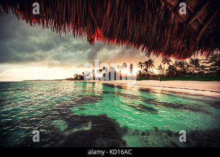 Splendida vista verso la spiaggia tropicale dal legno villa acqua, punta cana Foto Stock