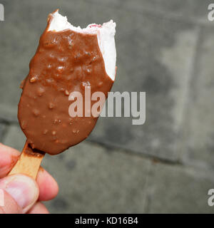 I bambini a mangiare il gelato Foto Stock