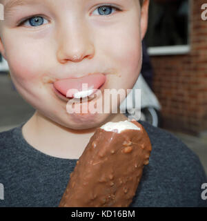 I bambini a mangiare il gelato Foto Stock