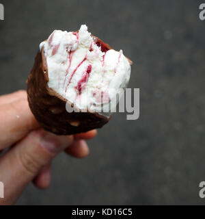 I bambini a mangiare il gelato Foto Stock