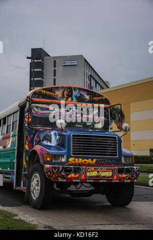 Sorrisetto, presuntuoso, invano, SNOOSTY. Autobus RED DEVIL DIABLO ROJO BUS DIPINTE DI CITTÀ DI PANAMA, REPUBBLICA DI PANAMA Foto Stock