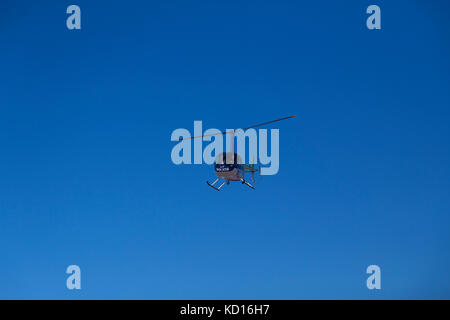 Elicottero della polizia sorvolando un beacj in Argentina Foto Stock