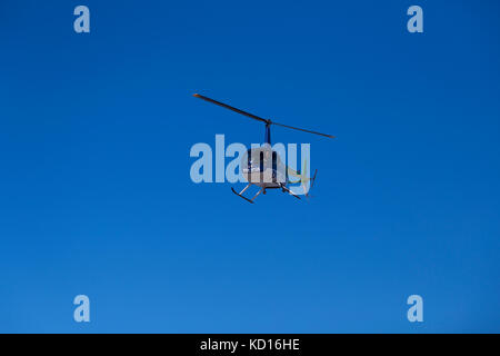 Elicottero della polizia sorvolando un beacj in Argentina Foto Stock