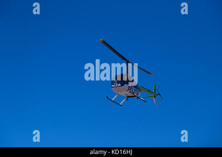 Elicottero della polizia sorvolando un beacj in Argentina Foto Stock