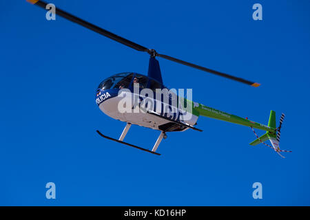 Elicottero della polizia sorvolando un beacj in Argentina Foto Stock