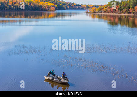 Bass pesca, oromocto, New Brunswick, Canada Foto Stock