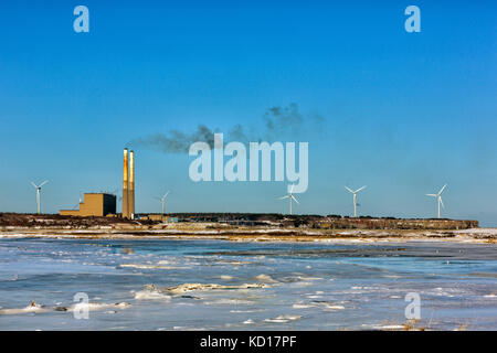 Vista di lingan centrali a carbone stazione di generazione e delle turbine a vento dal dominio spiaggia parco provinciale, Cape Breton , Nova Scotia, Canada Foto Stock