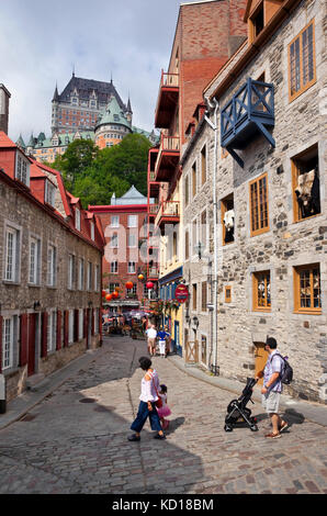 Rue du Cul de Sac nella Città Bassa (Basse Ville) della Vecchia Quebec City. Torreggiante sopra è lo Chateau Frontenac, Quebec City, Quebec, Canada Foto Stock