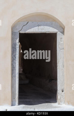 Il vecchio forte di ingresso, architettura ancestrale. Santorini. Grecia. Foto Stock