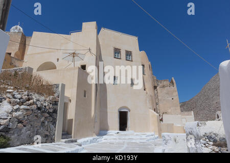 Fort in un piccolo villaggio di santorini, antica architettura greca. Foto Stock