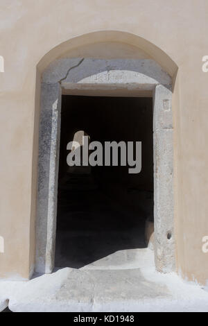 Il vecchio forte di ingresso, architettura ancestrale. Santorini. Grecia. Foto Stock