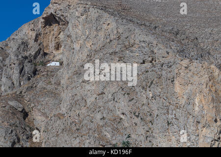 Chiesa isolata in mezzo alla montagna pendenza di Perissa Santorini, Grecia. Foto Stock