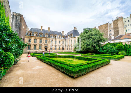 Bellissimo giardino all'interno del Hôtel de Sully. L'Hôtel de Sully è un palazzo privato in stile Luigi XIII situato nella zona Marais di Parigi. Foto Stock