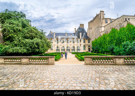 Bellissimo giardino all'interno del Hôtel de Sully. L'Hôtel de Sully è un palazzo privato in stile Luigi XIII situato nella zona Marais di Parigi. Foto Stock