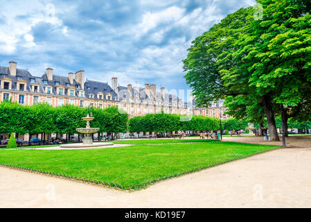 La Place des Voges, originariamente Place Royale, è la piazza più antica di Parigi, in Francia. Situato nel quartiere di Marais è popolare tra la gente del posto. Foto Stock
