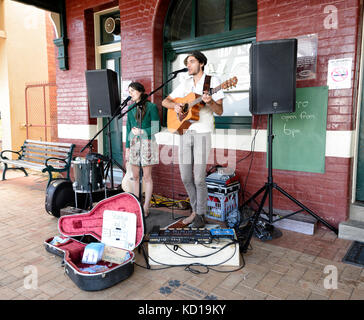 Buskers nella piccola cittadina rurale di Lockhart, Nuovo Galles del Sud, NSW, Australia Foto Stock