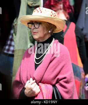 Elegante signora anziana che indossa un cappello di paglia e una collana di perle Foto Stock