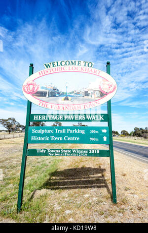 Benvenuti nella storica Lockhart segno, veranda comune, Nuovo Galles del Sud, NSW, Australia Foto Stock