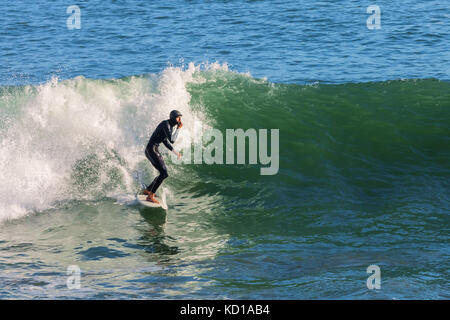 Un surfista è navigare su un'onda della baia di San Francisco, California. Foto Stock