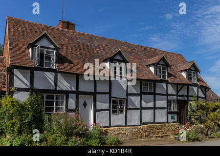 Attraente cottages in Worcestershire borgo del castello Elmely Foto Stock