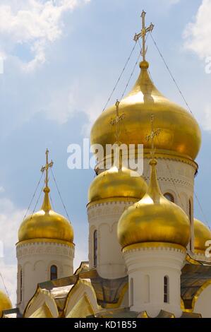 Forefront delle cupole della chiesa della Deposizione della Veste, il Cremlino di Mosca, Russia Foto Stock