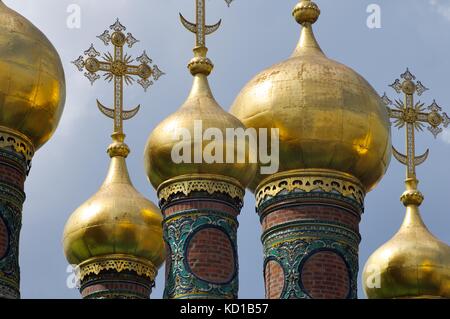 Forefront delle cupole della chiesa della Deposizione della Veste, il Cremlino di Mosca, Russia Foto Stock