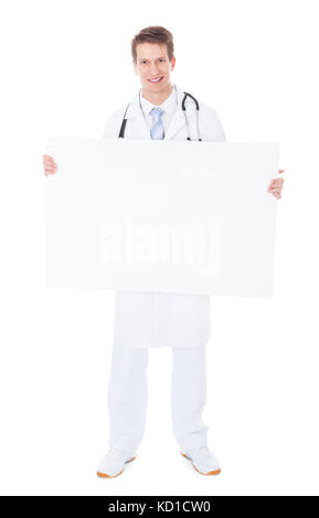Giovane maschio medico targhetta di contenimento su sfondo bianco Foto Stock