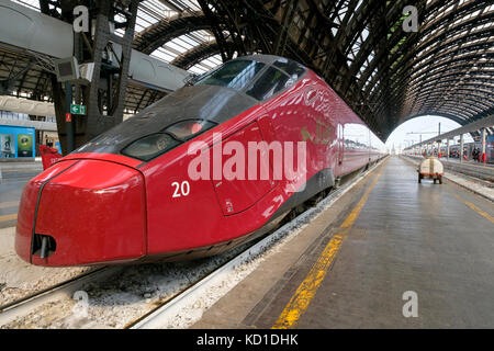 NTV (Nuovo trasporto viaggiatori) ad alta velocità treno passeggeri in attesa di imbarco presso la stazione centrale di Milano, Milano, Italia Foto Stock