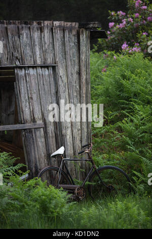 Bike e capannone abbandonato in Glen Etive, Scozia Foto Stock