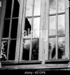 Giovane donna sulla veranda della casa di campagna, in bianco e nero photo. Foto Stock