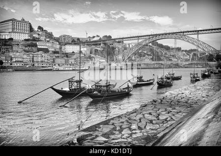 Porto, Portogallo - 28 agosto 2017: vista sul fiume Douro al vecchio quartiere del porto il 28 agosto 2017 in Portogallo, Europa Foto Stock