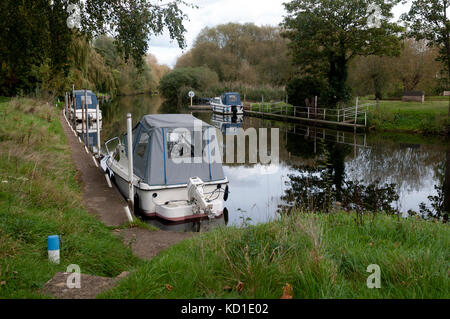 Cabinati ormeggiato sul fiume Avon, Luddington, Warwickshire, Inghilterra, Regno Unito Foto Stock