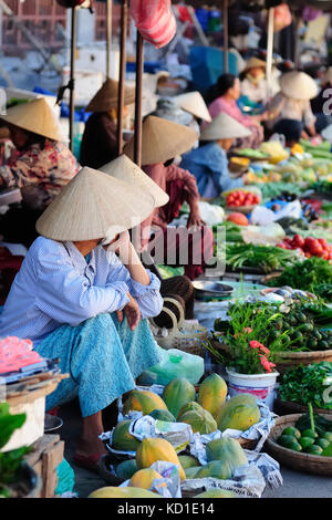 Venditore di frutta e verdura fresche sul mercato del colore in Vietnam Foto Stock