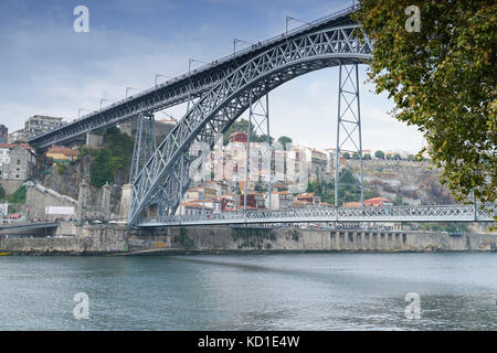 Porto, Portogallo - 28 agosto 2017: vista sul fiume Douro al vecchio quartiere del porto il 28 agosto 2017 in Portogallo, Europa Foto Stock