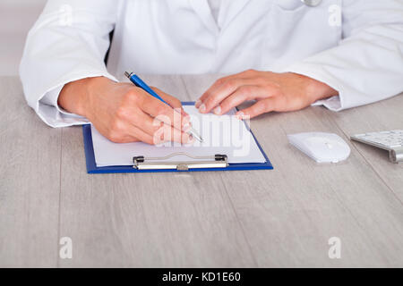 Close-up del medico maschio della mano forme di riempimento Foto Stock
