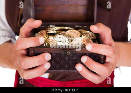 Felice giovane azienda pirata tesoro box su sfondo bianco Foto Stock