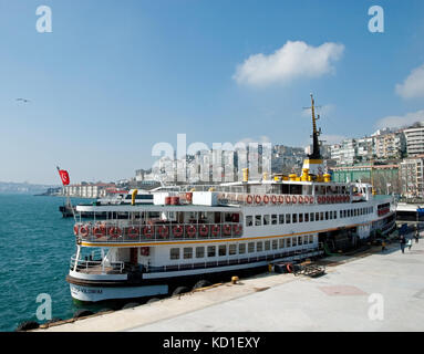 Traghetto Ormeggiato accanto a. Istanbul, Turchia Foto Stock