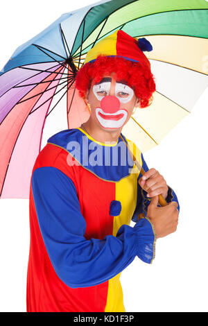 Ritratto di un clown con Multi ombrello colorato su sfondo bianco Foto Stock