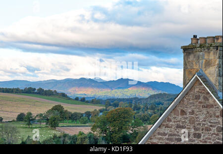 La vista dal retro del crief verso ben chonzie come la luce del mattino bagna le colline e glen torretta in lontananza come autunno inizia in Foto Stock