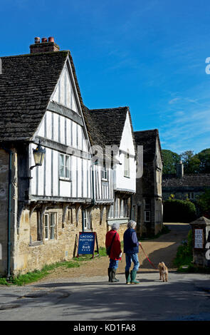 A struttura mista in legno e muratura edifici del villaggio di Lacock, Wiltshire, Inghilterra, Regno Unito Foto Stock