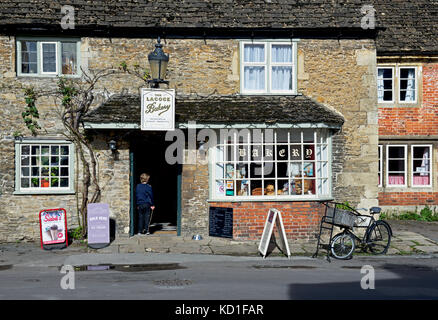 La panetteria nel villaggio di Lacock, Wiltshire, Inghilterra, Regno Unito Foto Stock