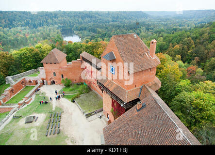 Il punto di vista del XIV secolo il castello turaida con fiume Gauja national park in uno sfondo. Foto Stock