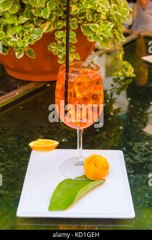 Un assaggio di Italia Aperol spritz versata su ghiaccio Monterosso al Mare Foto Stock