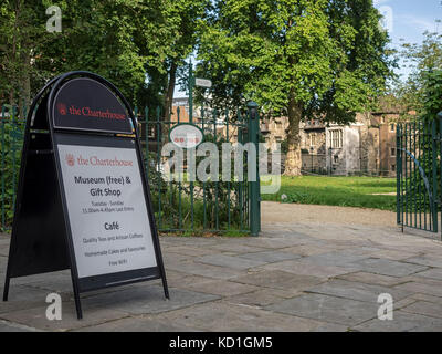 LONDRA, Regno Unito - 25 AGOSTO 2017: Vista attraverso il giardino in Piazza Certosa alla Certosa. Foto Stock
