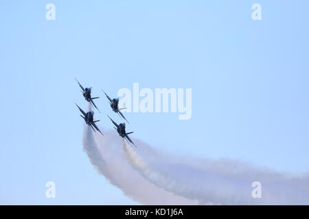 Quattro angeli blu volare a San Francisco la settimana della flotta, Airshow battenti in Viewer Foto Stock