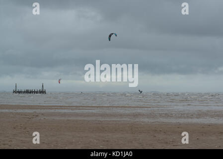 I kite surfisti affrontano il freddo sulla spiaggia di St Annes. CREDITO del Lancashire Lee Ramsden / ALAMY Foto Stock