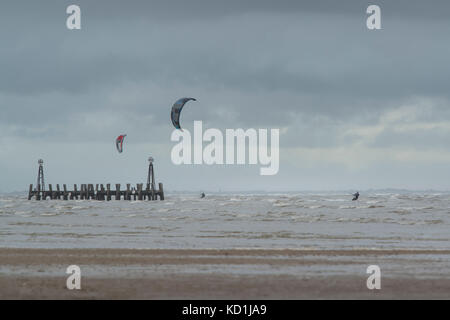 I kite surfisti affrontano il freddo sulla spiaggia di St Annes. CREDITO del Lancashire Lee Ramsden / ALAMY Foto Stock