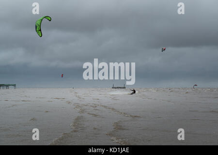 I kite surfisti affrontano il freddo sulla spiaggia di St Annes. CREDITO del Lancashire Lee Ramsden / ALAMY Foto Stock