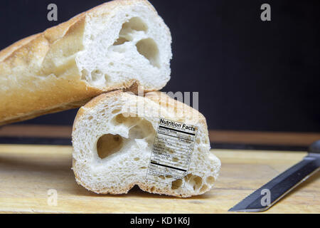 Chiusura del filone di pane francese del baguette con etichetta nurtition  con coltello serated sul tagliere di legno e copia di spazio Foto stock -  Alamy